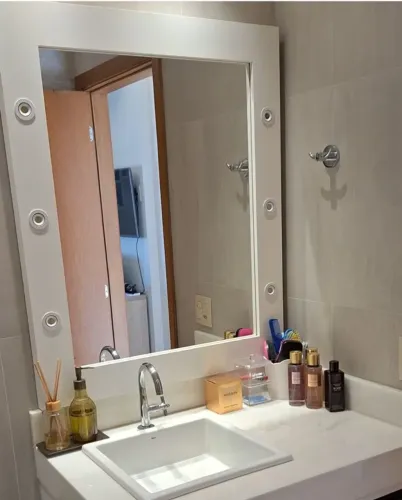 Espelho com moldura em mdf e iluminacao