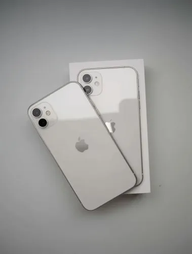 iPhone 11 branco - 256gb - 8 capinhas