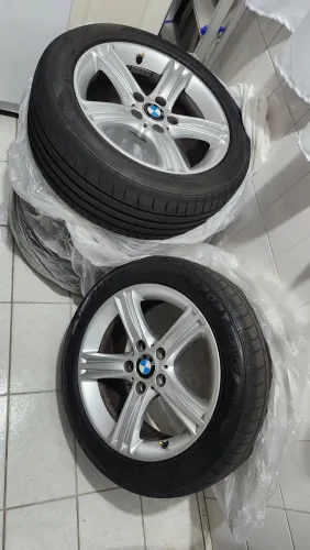 Jogo de rodas BMW originais com pneus 225/50R17 novos