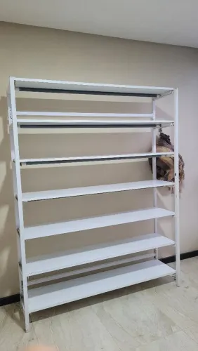 Prateleira para estoque de loja