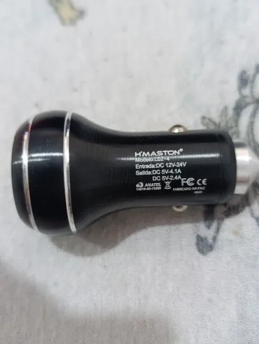 Este é um carregador veicular H'Maston, modelo L02-4, que possui duas entradas USB.