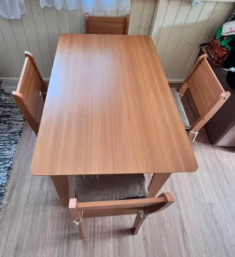 MESA 4 CADEIRAS COM ESTOFADOS 450 REAIS