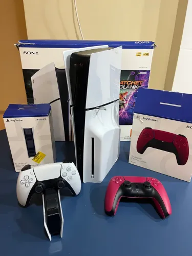 PS5 Mídia Física + 2 Controles + Base Carregadora