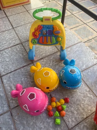 Kit Andador Fisher Price + brinquedos de encaixe