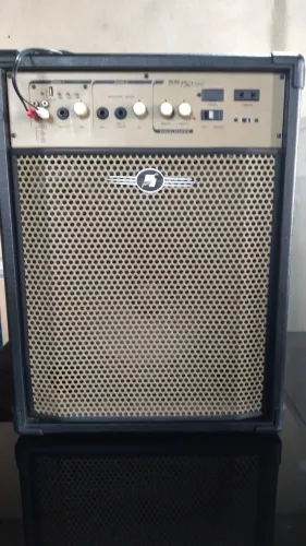 Caixa amplificada 300 watts