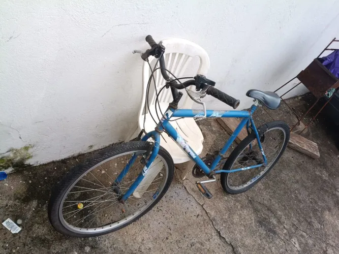 Vendo bicicleta com os 2 pneus furado