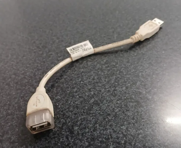 Cabo extensor de USB usado.