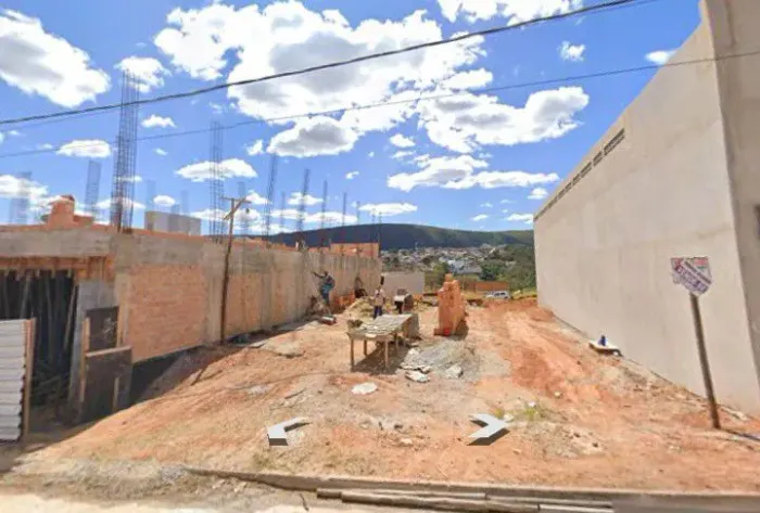 Lote 300 M2, na avenida do novo fórum de Pitangui, bairro Pitangueiras 