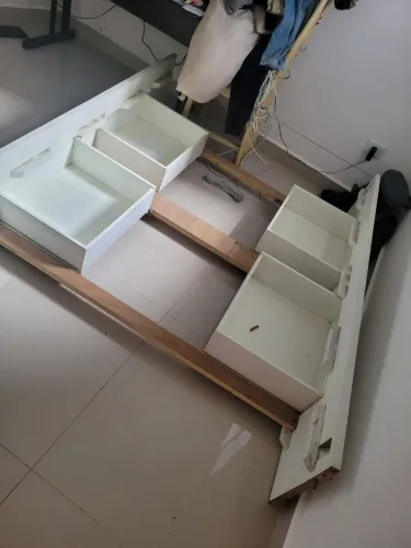 Cama de casal de madeira com 4 gavetas