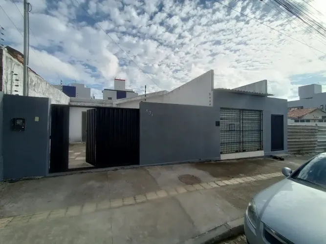 Ótima casa venda possui 200 metros quadrados com 5 quartos no colibris João pessoa