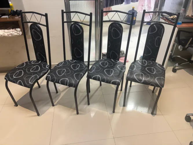 4 CADEIRAS DE MESA SEMI NOVAS 