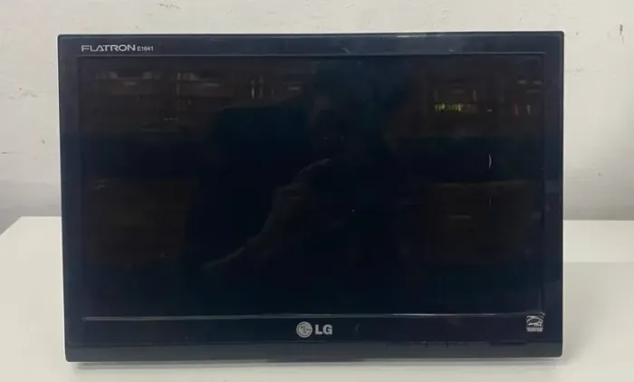 MONITOR LG FLATRON E1641C (ITEM 7) SEM O PÉ DE APOIO | Somente retirada em mãos