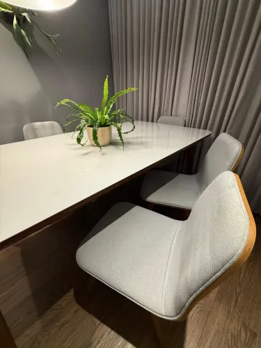 Mesa de madeira com tampo de vidro e 5 cadeiras (1 cadeira com base giratória)