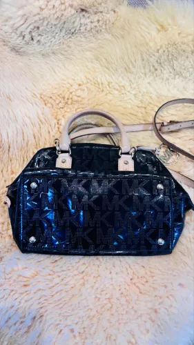 Bolsa Michael Kors, preta em couro e acabamento vinil