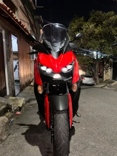 Vendo xmax muito nova 2.74 km rodados. 