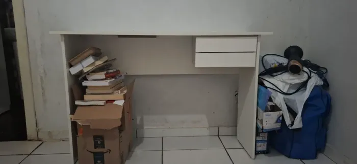 Escrivaninha branca