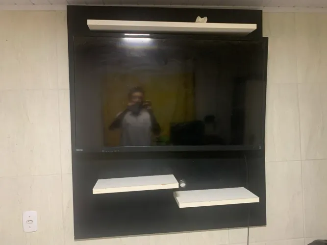 Televisão Toshiba 48 polegadas e Painel de madeira 