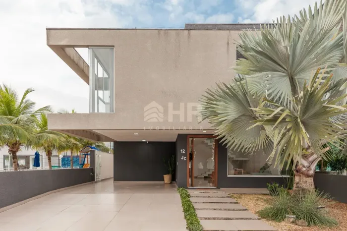 Casa no Condomínio Golden Life com 03 suítes em Matinhos