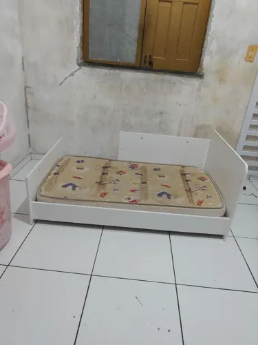 Berço 3 em 1 com Pequenos Defeitos e um andajá de graça se a pessoas quiser 
