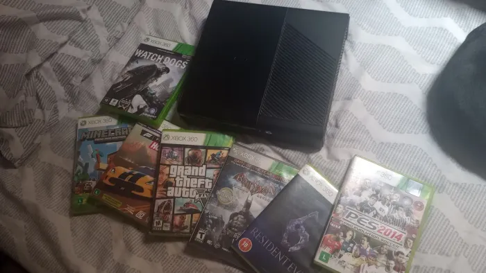 Xbox 360 super slim travado e sem HD, nunca aberto com 7 jogos originais e 2 controles 