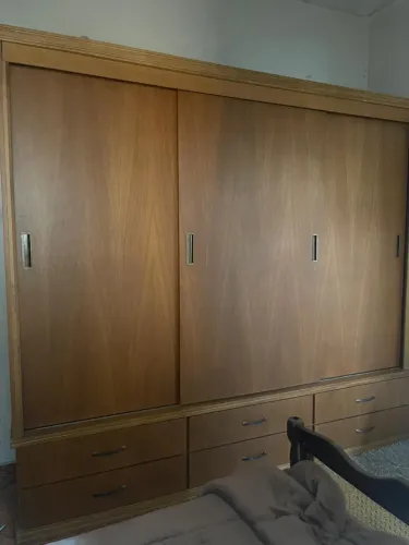 Vendo guarda-roupa casal madeira maciça