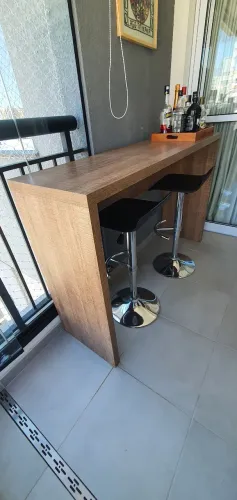 Bancada Gourmet / Mesa Alta Madeira (1,60m) + 2 Banquetas
