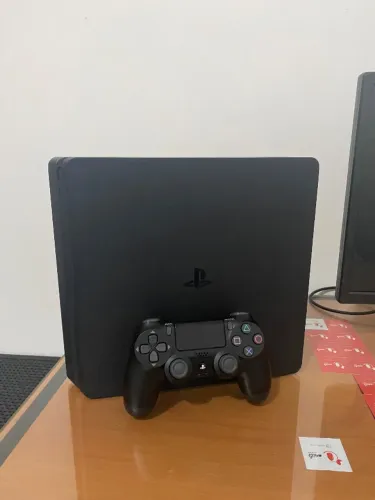 Play 4 slim 1 tb usado + 5 jogos
