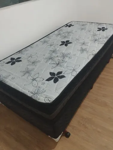 Cama de solteiro em perfeito estado