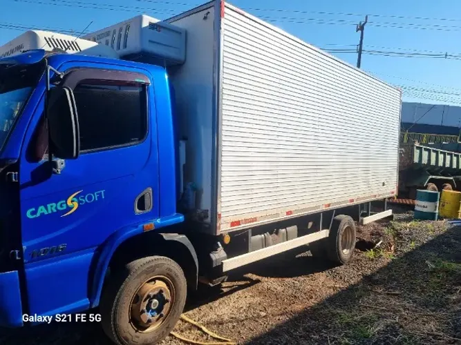 Vende  se MB Accelo 1016  em perfeito estado 