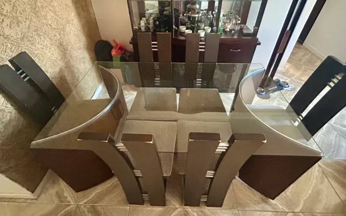 Mesa de madeira e vidro com 6 cadeiras