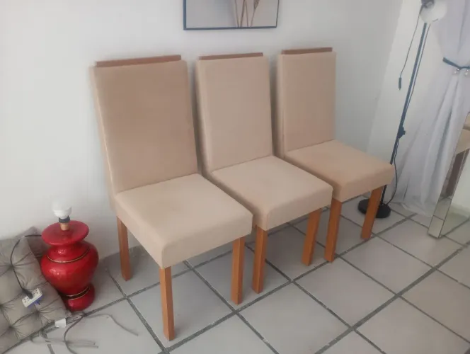 Três lindas cadeiras novas