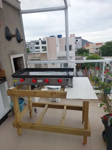 Chapa a gás com base em madeira com rodas de silicone 