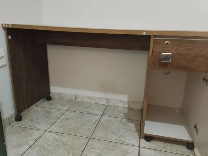 Escrivaninha de canto