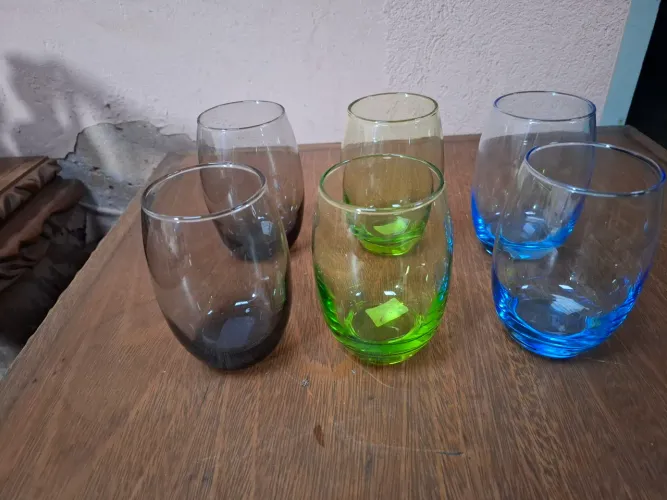 Jogos de copos multicoloridos.