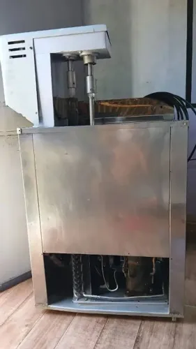 Maquina de fazer picolé e sorvete de massa.