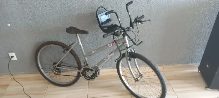 Bicicleta aro 26 com cadeirinha