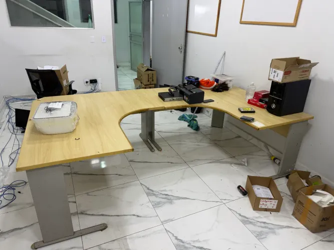 Mesa de escritório em L (DUAS PEÇAS) para ir embora hoje