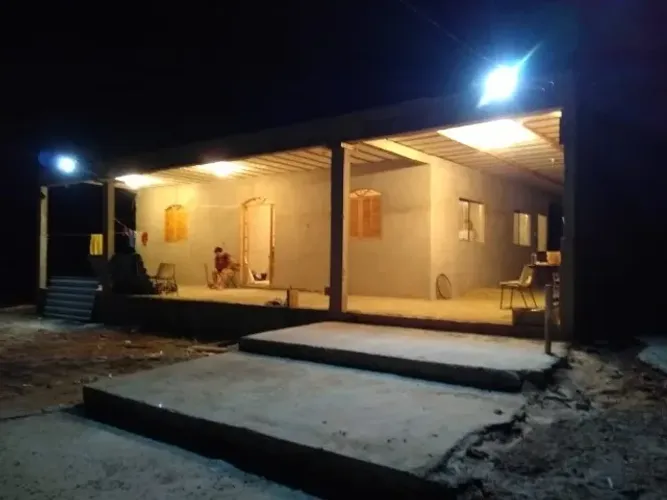 Casa a beira da represa de retiro baixo, em Pompéu. Ideal pra quem gosta de pescar.