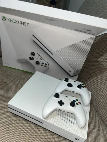 Xbox One S 1 TB + 2 controles