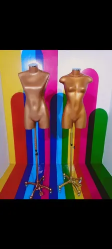 Busto de fibra feminino com rodinhas