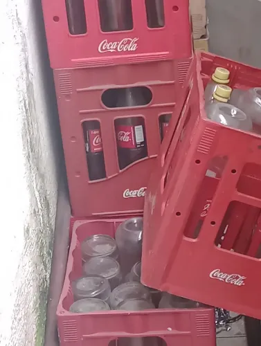 Caixas de coca cola de 1 litro e 2 litros 