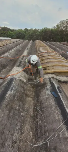Limpeza de calhas pluviais, e impermeabilização.