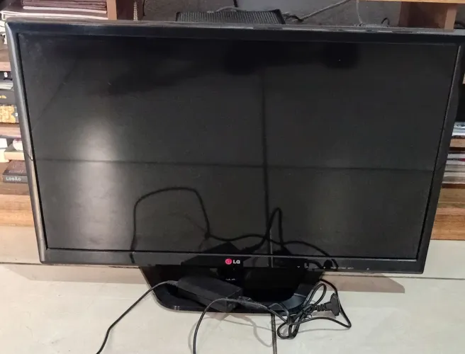 TV 29 polegadas. Com um pequeno defeito na tela. Três pequenas faixas na tela.