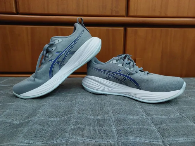Tênis ASICS Gel-Cumulus - Tamanho 40, masculino (Semi-novo)