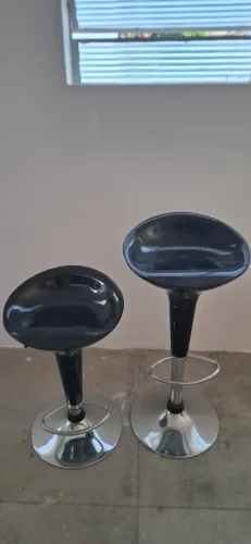 Banqueta alta giratória regulável