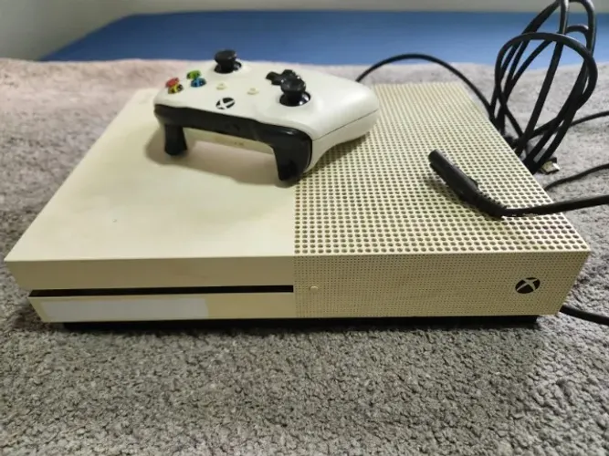 X Box One S - Usado com 1 Controle