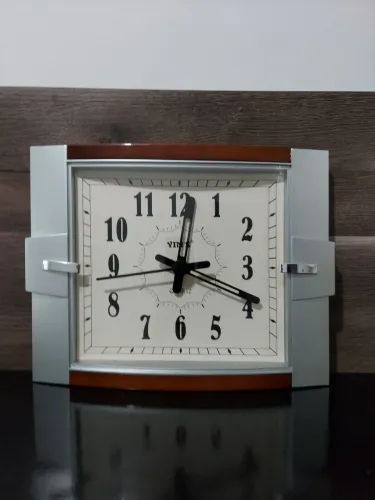 Relógio de parede ou mesa Quartz <br>Quartz<br>Em ótimo estado de conservação <br>Valor:70,00$