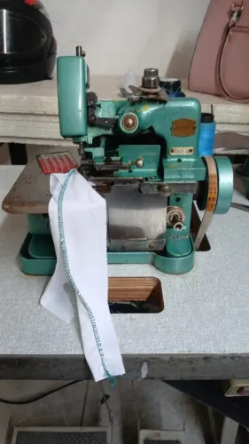 Máquina de costura Overlock Semi industrial Completa