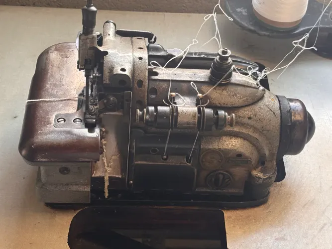 Máquina overlock singer 