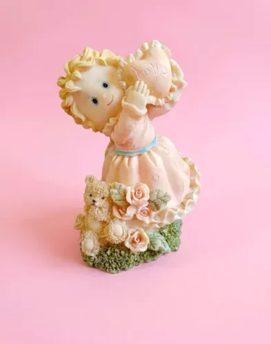Encantadora estatueta com figura infantil em resina policromada, anos 90